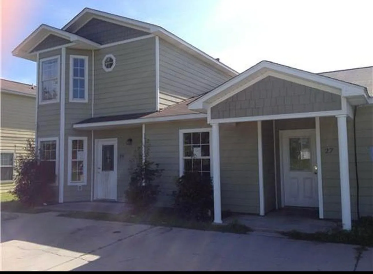 3 bed, 1075 sqft, $1,600 — Photo 1