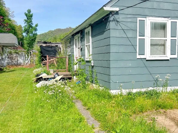 34 34th St, Oceana, WV 24870