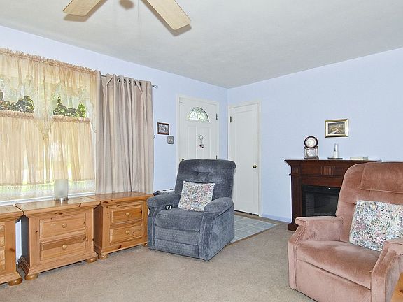 3rd image of 9513 Theodosia Ave