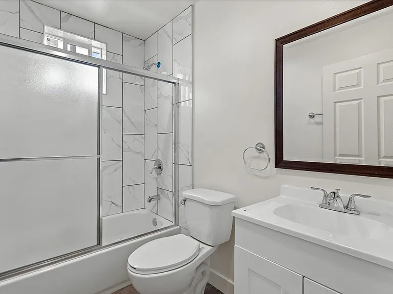 835 E 33rd St — Photo 15