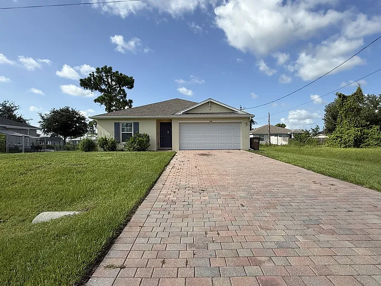 1108 NE 36th Ln — Photo 2