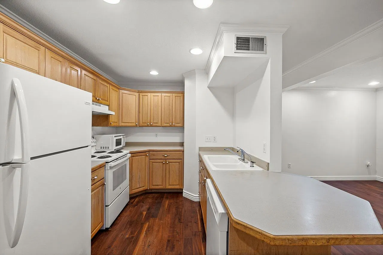 3 bed, 1047 sqft, $1,950 — Photo 2