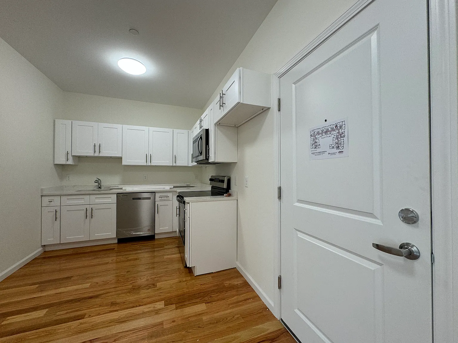 2 bed, 930 sqft, $2,340 — Photo 2