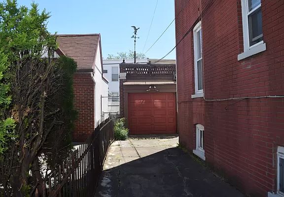 5th image of 1871 W 13th St #5-FAMILY