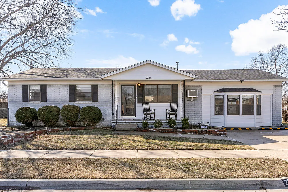 W 4th St, Owasso — Photo 2