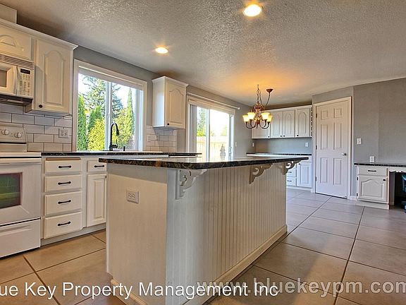 3rd image of 3412 NE 98th Cir