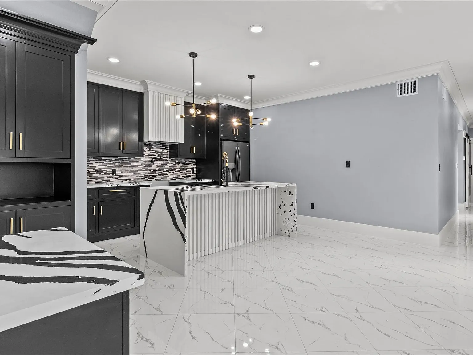 3 bed, 2.0 bath, 1058 sqft, $2,250 — Photo 2