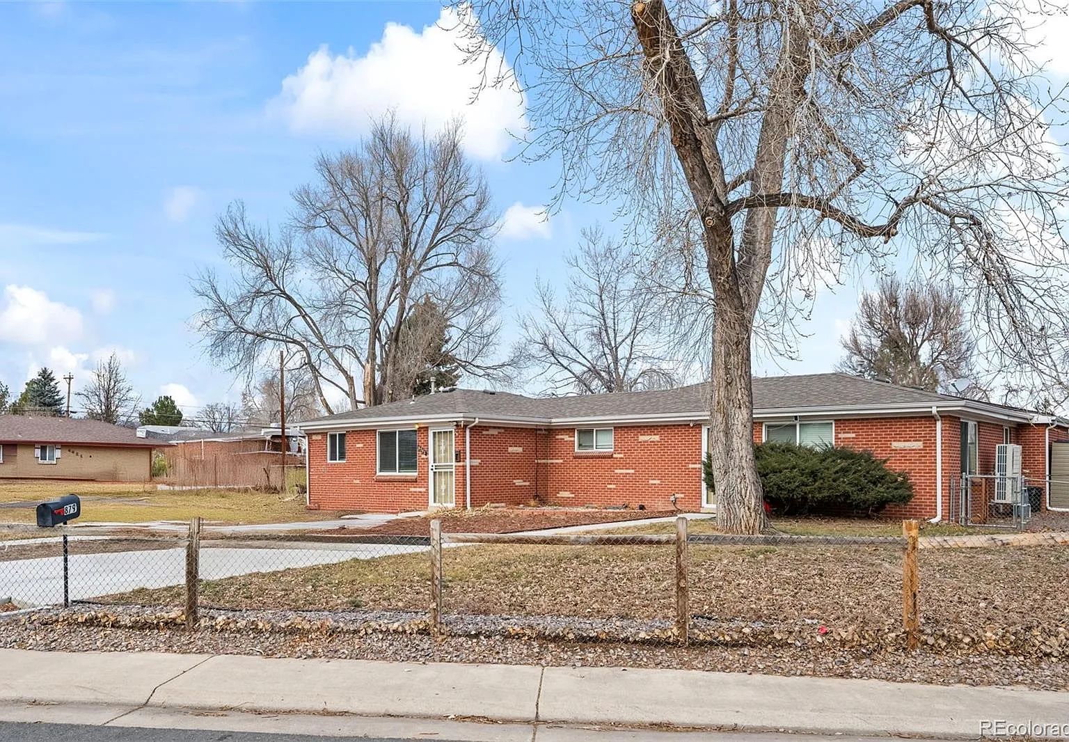 3 bed, 1.5 bath, 1090 sqft, $2,300 — Photo 2