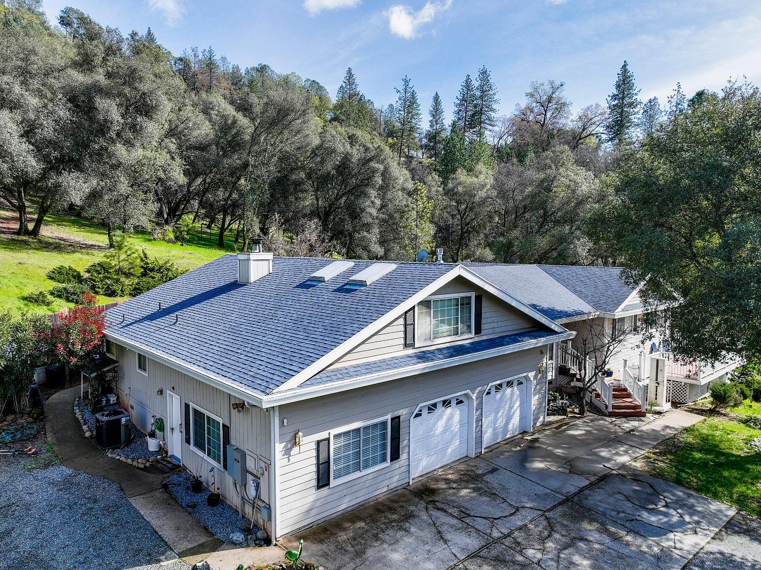 トリスタン　になります。 19435 Victoria Dr, Grass Valley, CA 95949 | Zillow