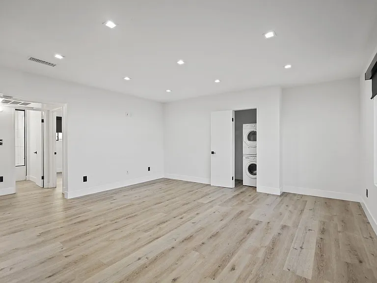 955 N Oxford Ave — Photo 22