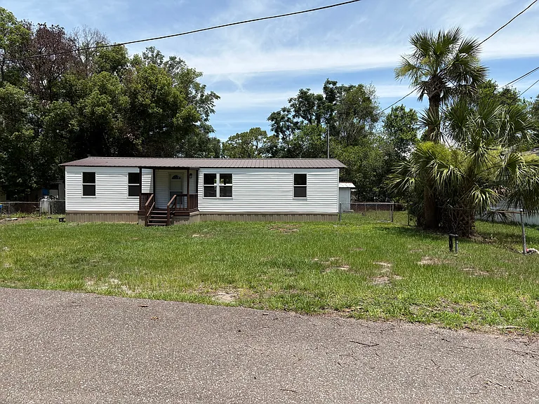 2209 Longreene Rd N — Photo 2