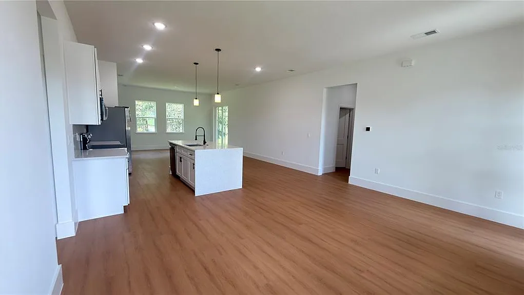 4 bed, 3.0 bath, 1896 sqft, $2,200 — Photo 4