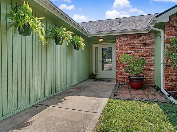 4th image of 3001 W 30th Ct