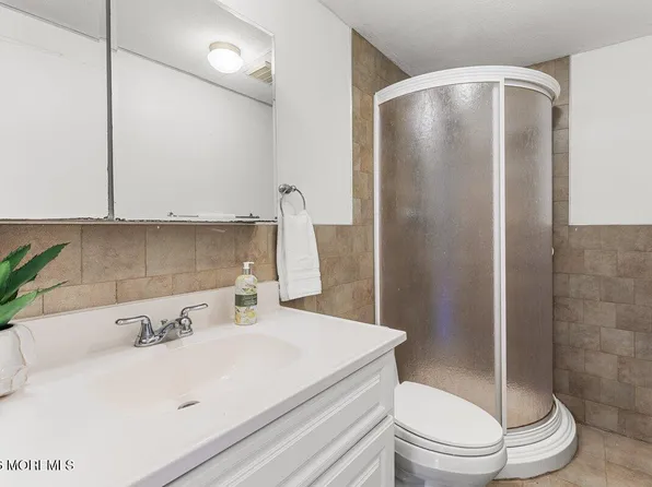 2 Cedar Court, Manalapan, NJ 07726