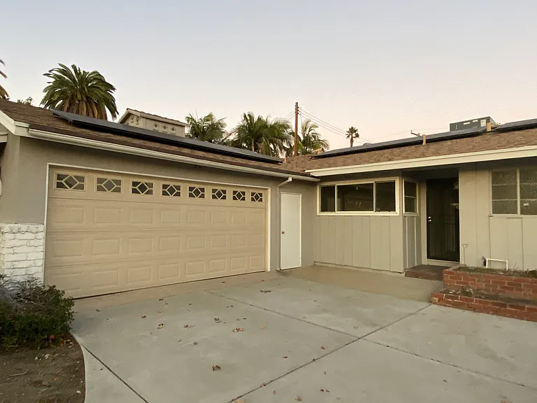 1552 Densmore St — Photo 2