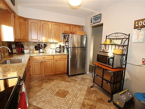4th image of 559 Saint Clair Dr