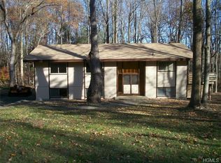 4 Meadowcrest Ct, Mahopac, NY 10541