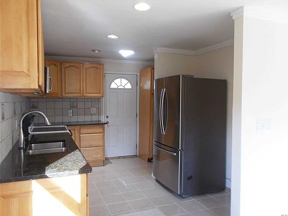 5th image of 932 Essex Ct