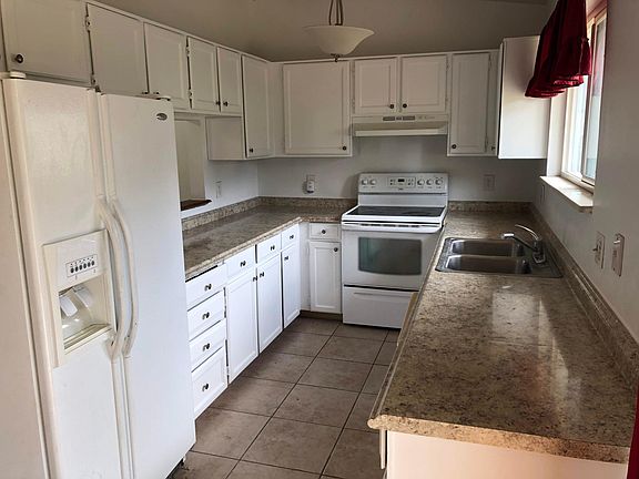 Awesome kitchen with plenty of cabinets and counter space
