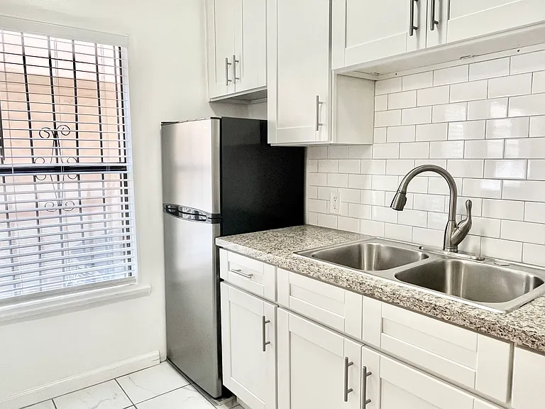 1154 N Formosa Ave — Photo 9