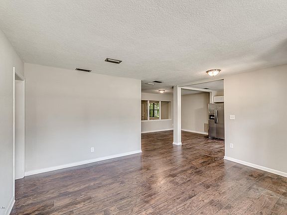 3rd image of 6044 Robbins Cir N