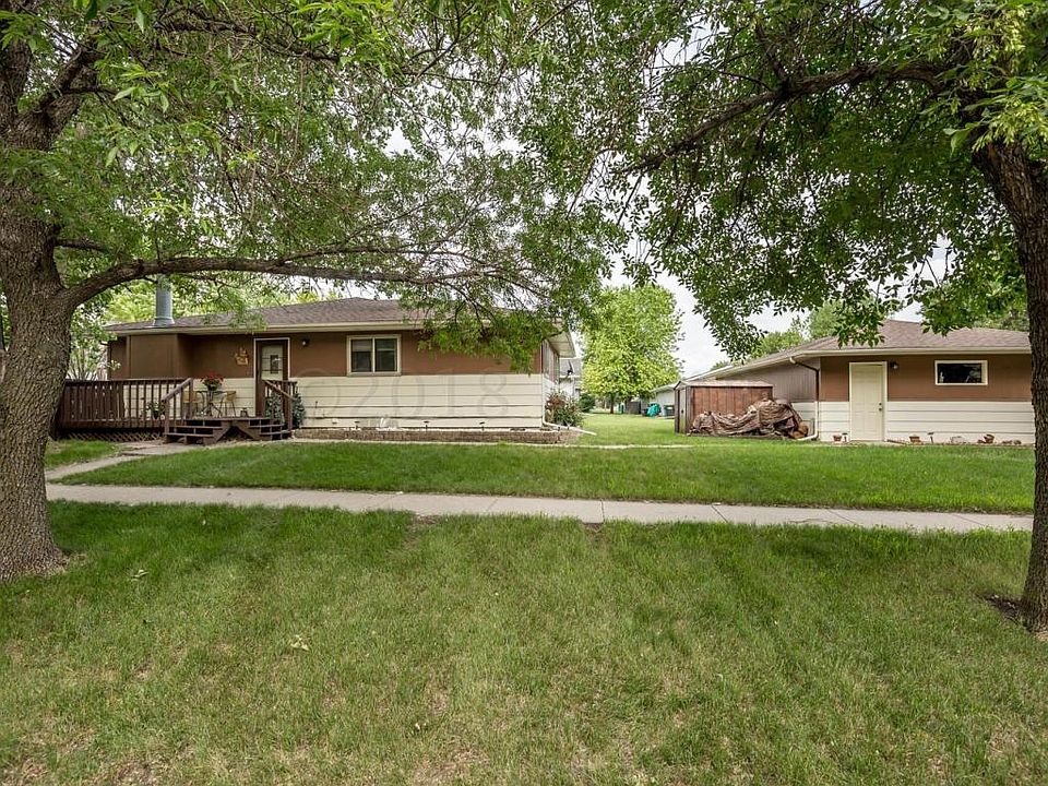 1st image of 826 10th Ave E