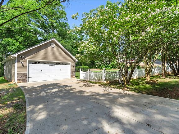 4th image of 214 New Salem Dr