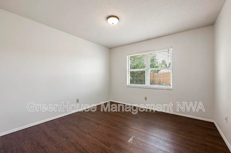 3 bed, 1.5 bath, 1522 sqft, $1,540 — Photo 3
