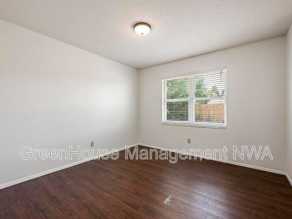 3rd image of 805 Carson Dr