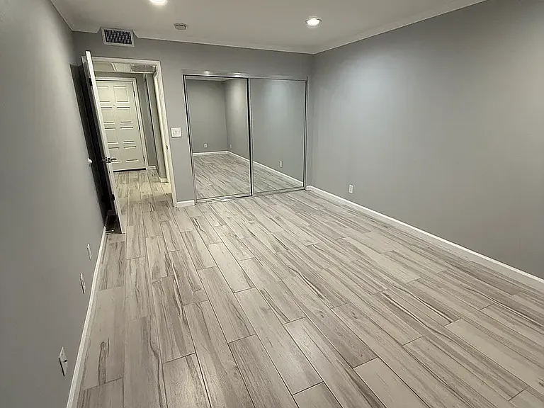 340 N Kenwood St #107 — Photo 3
