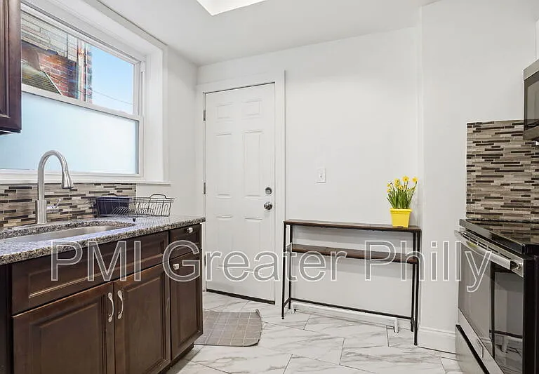 1916 S Salford St — Photo 9