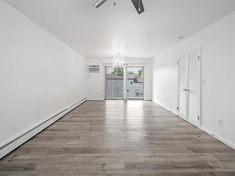 2935 Marshall, Apt 19 (10) (1) 2935 Marshall, Apt 19 (10) (1)