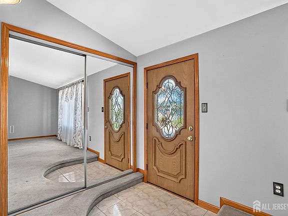 3rd image of 33 Burnet St