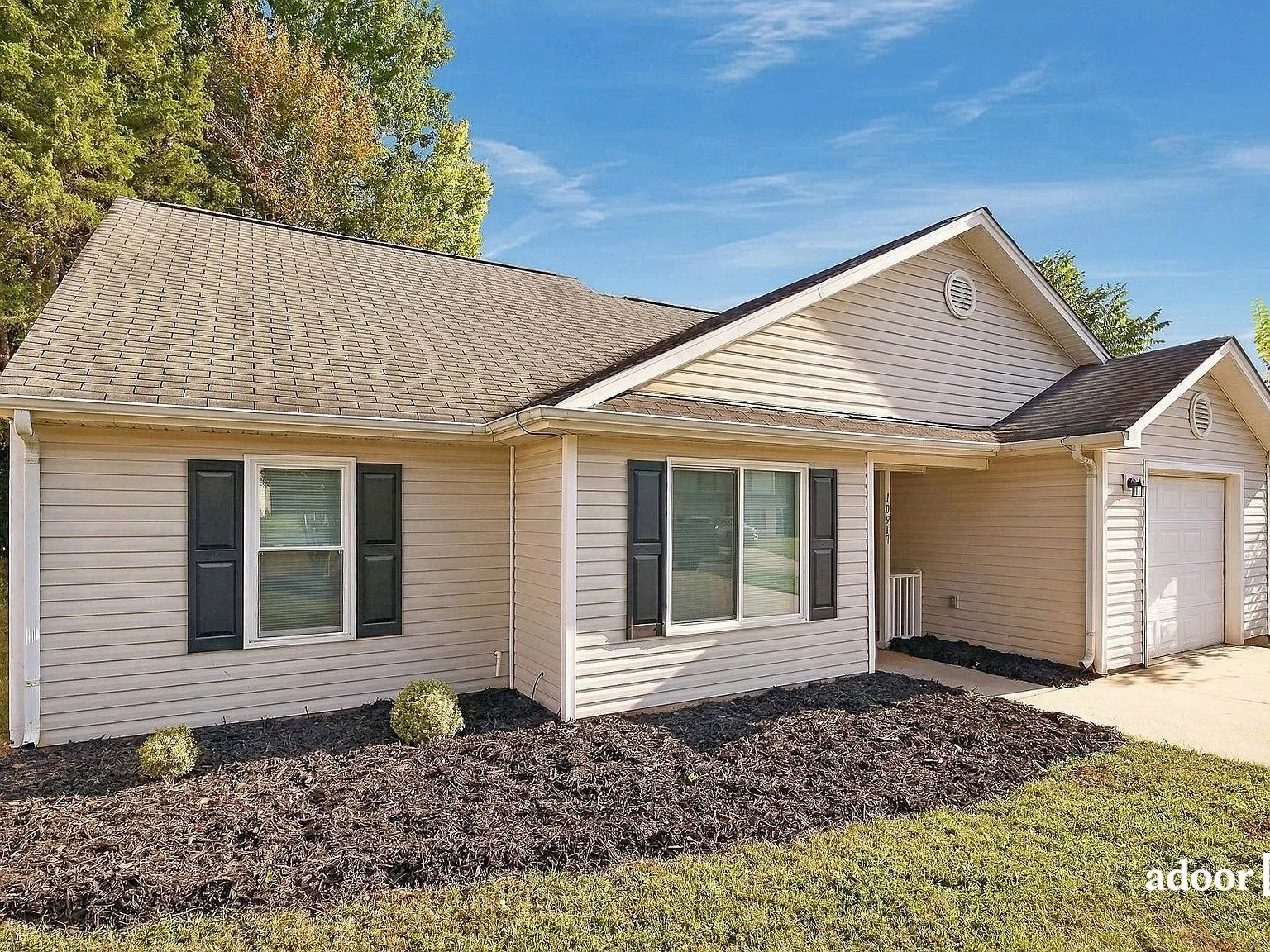3 bed, 2.0 bath, 1120 sqft, $1,695 — Photo 2