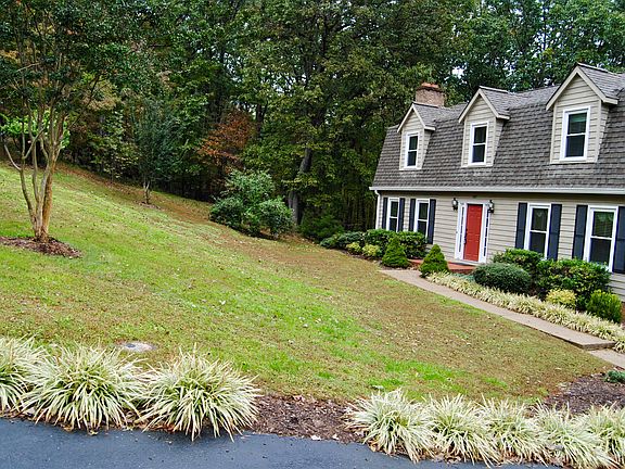 Front of home w/ landscaping