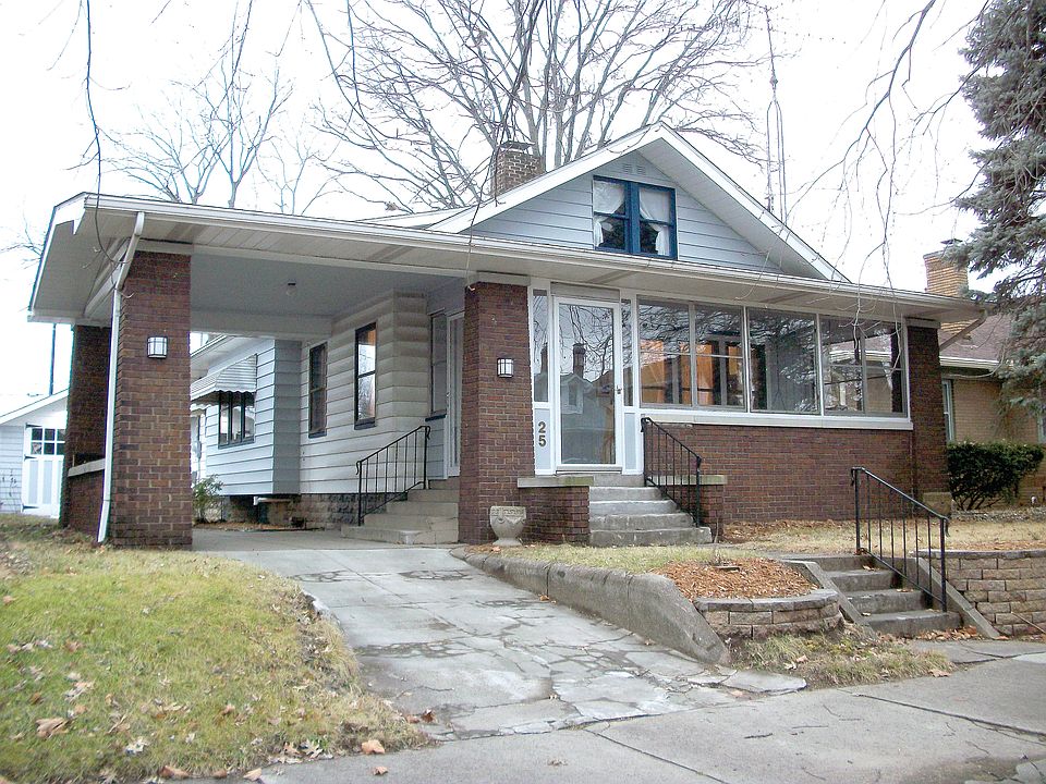 Porte cochere/enclosed porch