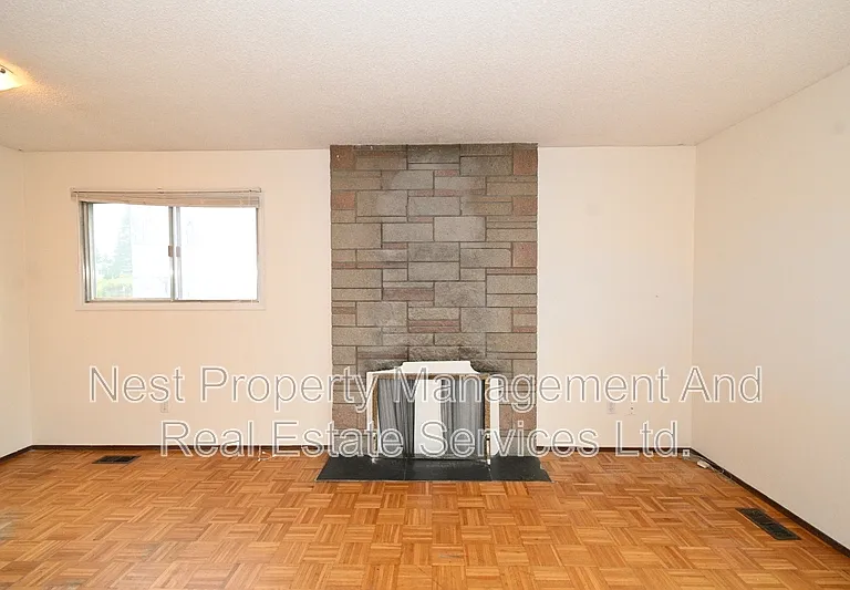 215 McIntyre Cres #1 — Photo 5