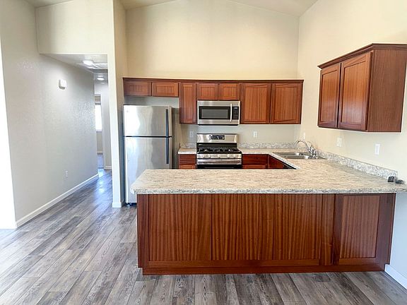 3rd image of 1845-1847 Edeline Ave #3B-2BA-1000SQFT