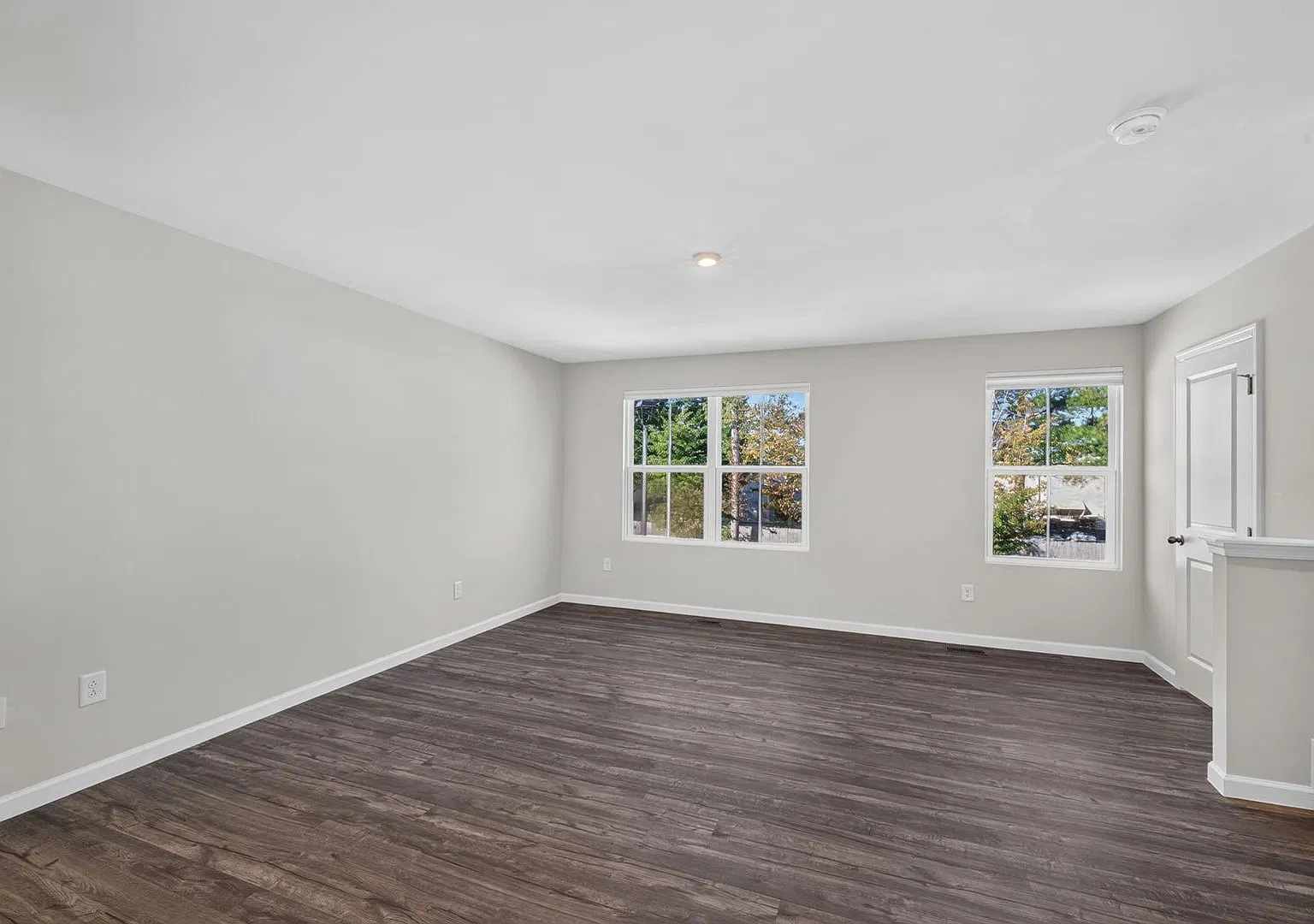 Bright space, nestle in Hampton East Community, 2 Bed, 2.5 Bath Townhome! — Photo 3