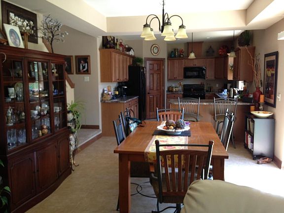 Large Kitchen with Breakfast Bar & Pantry