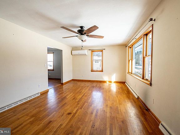 5th image of 127 S Oakhall Dr