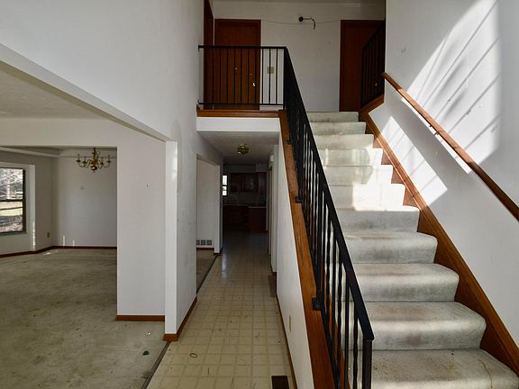 3rd image of 6815 Hillegas Farm Dr