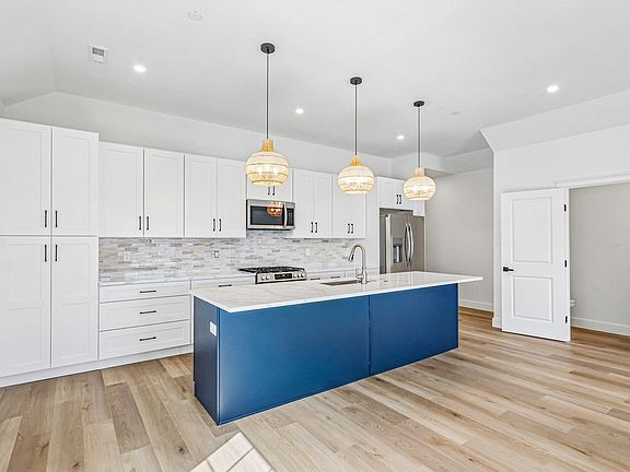 4th image of 158 E Garfield #205