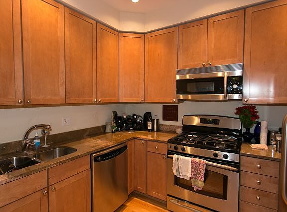 3rd image of 421 W Armitage Ave #3