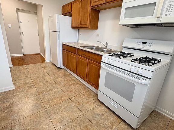 4th image of 4946 W Adams St #306C