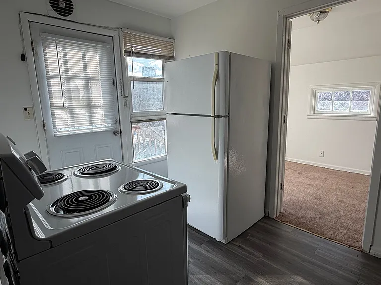 107 SE 9th St — Photo 4