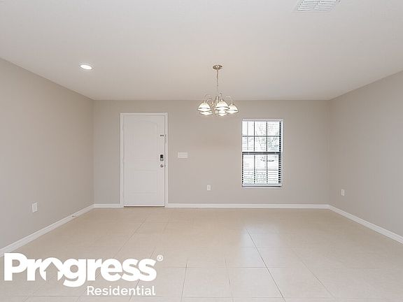 5th image of 827 Chatham Walk Dr
