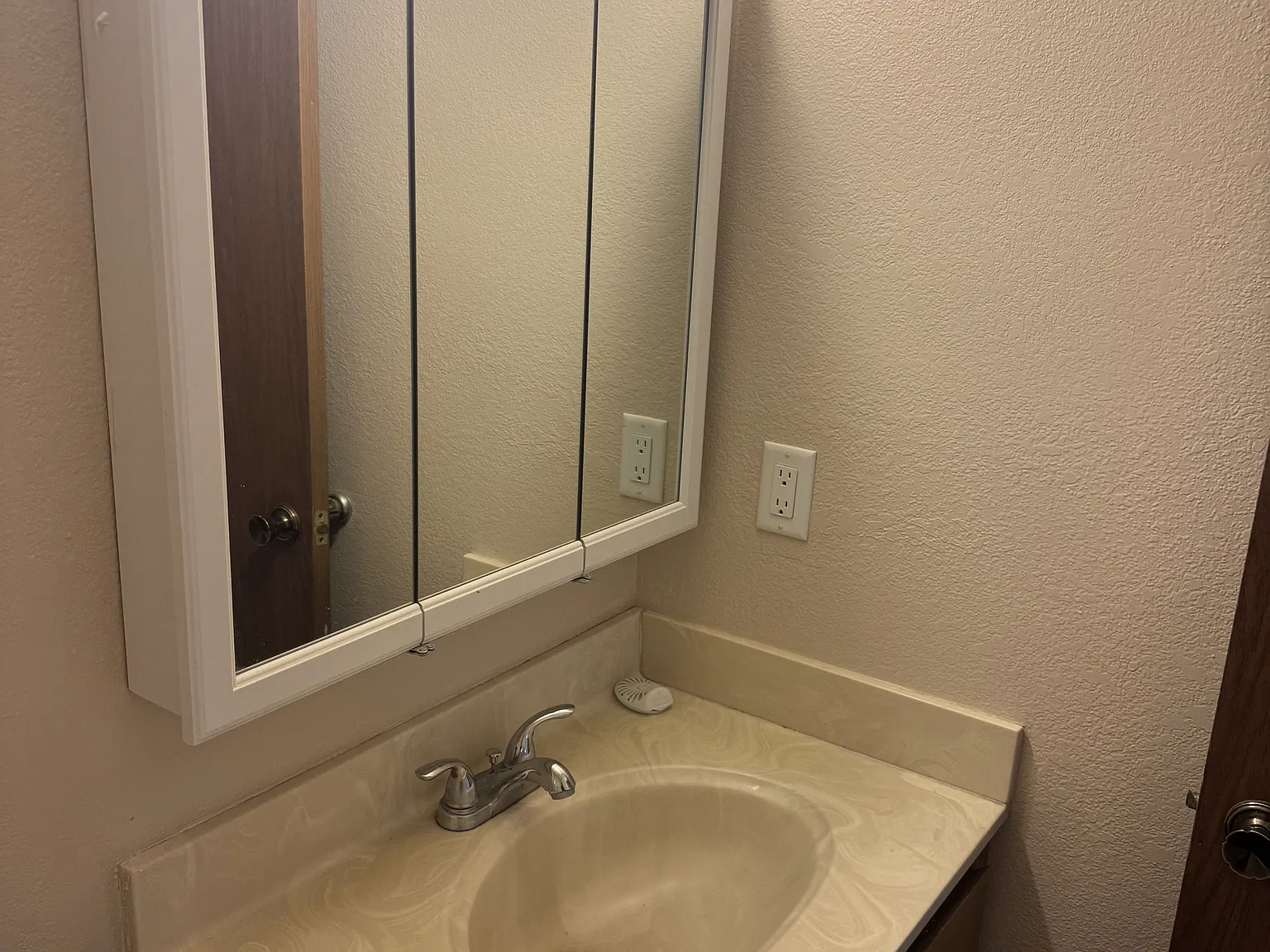 3 bed, 1000 sqft, $2,800 — Photo 3