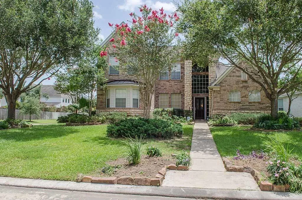 5 bed, 2.5 bath, 3574 sqft, $2,700 — Photo 1