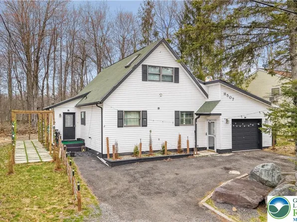 939 Country Place Dr, Tobyhanna, PA 18466